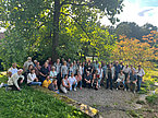Gruppenfoto unter Tulpenbaum